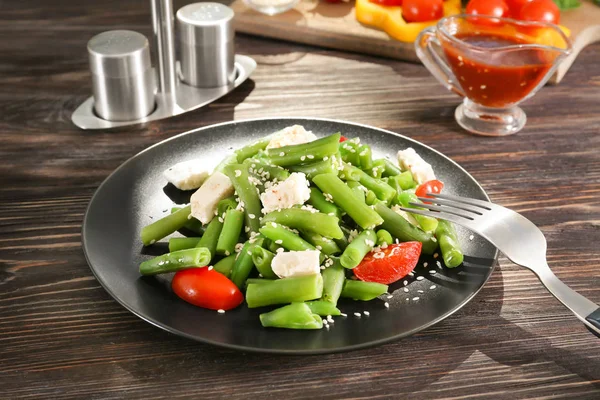 Тарелка с вкусной зеленой фасолью — стоковое фото