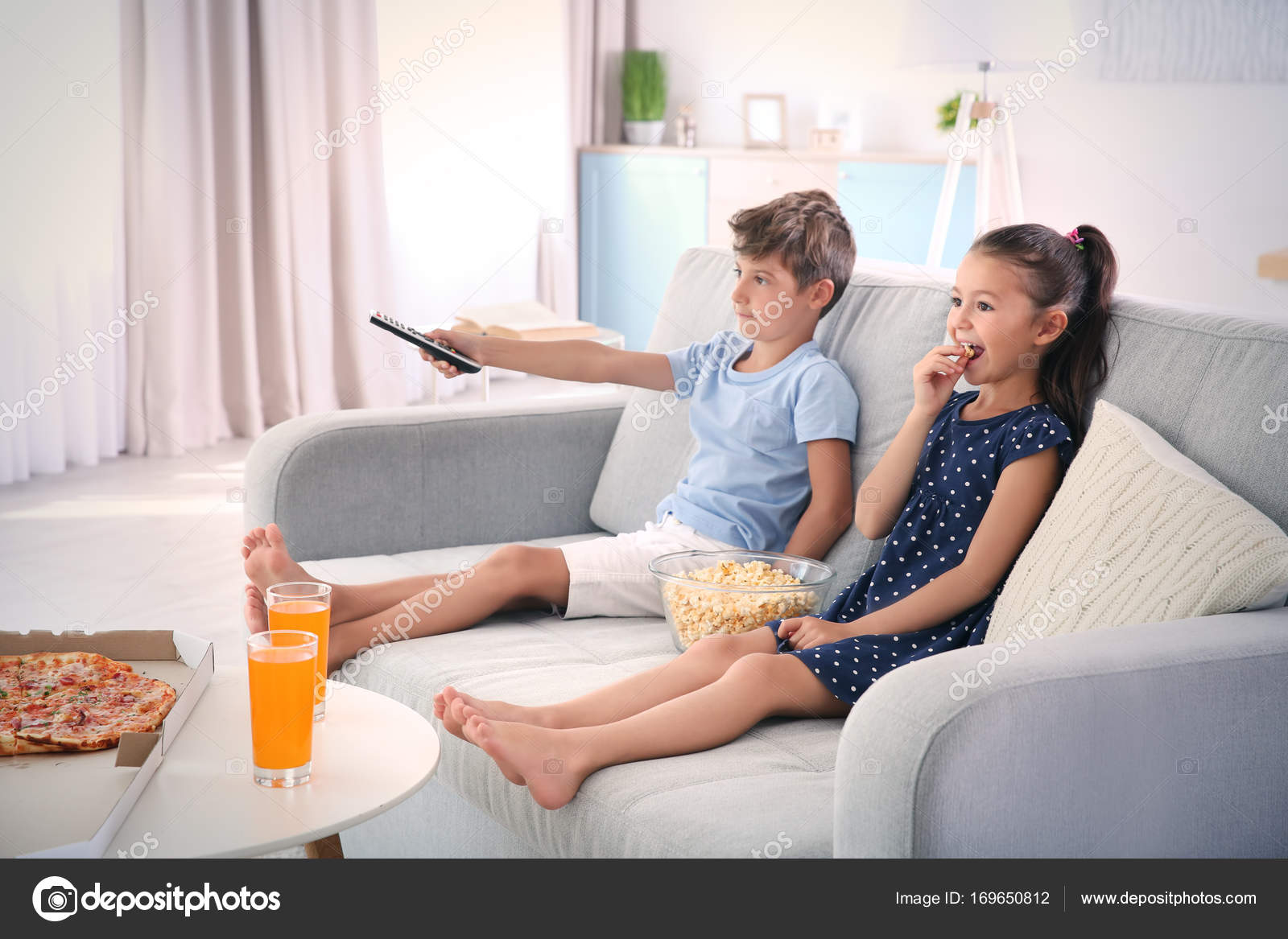 Happy family watching tv. счастливая семья смотрит телевизор. человек перед телевизором. семья у телевизора. Are watching tv my sister and i.
