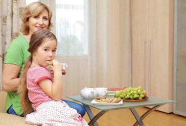 Sevimli küçük kız ve büyük annesi  