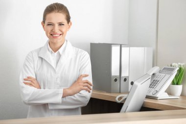 genç kadın resepsiyonist   