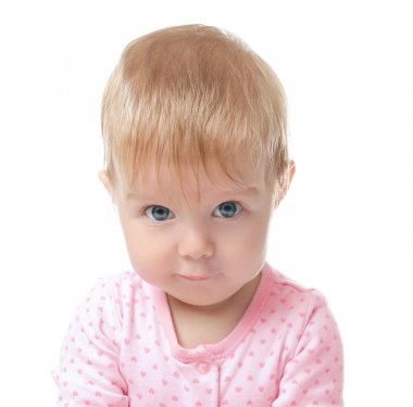 Beyaz arka planda sevimli bir bebek