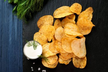 Patates cipsi ve ekşi krema