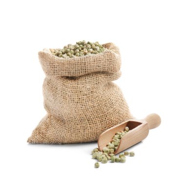 Çanta ve kepçe ile kurutulmuş yeşil bezelye 