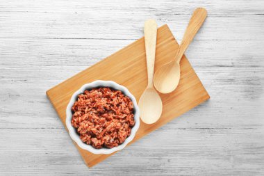 Ahşap tahta üzerinde pişmiş pirinç ile kase