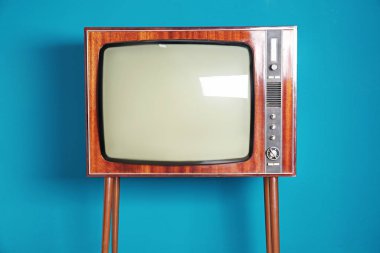 Renk arka plan üzerinde eski Tv