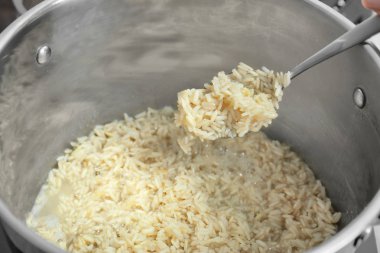 Kaşıkla tenceresi yukarıda haşlanmış pirinç