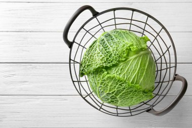 Metal sepet yeşil lahana