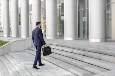 yakışıklı başarılı iş adamı