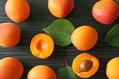 ahşap zemin üzerinde taze kayısı