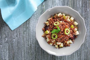 Quinoa salata ile plaka 