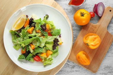 Lahana salatası masasında plakalı