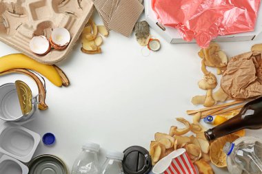 Beyaz arka plan üzerinde çöp ile kompozisyon