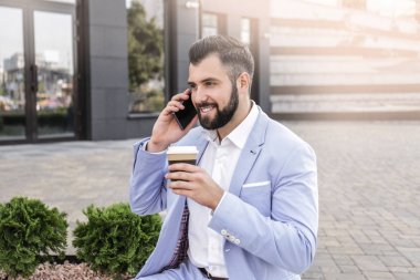 yakışıklı başarılı iş adamı