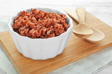 Ahşap tahta üzerinde pişmiş pirinç ile kase