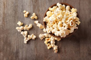 ahşap masa üzerinde patlamış mısır