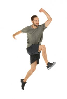 Genç adam beyaz arka plan üzerinde çalışan spor giyim