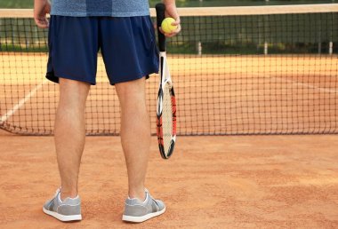 Tenis raketi ile adam