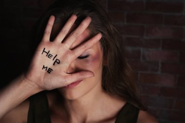 Metin üstünde palmiye kadınla