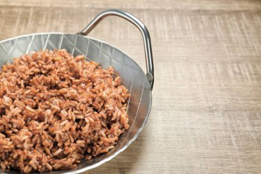 Tablo üzerinde pişmiş pirinç çanağı