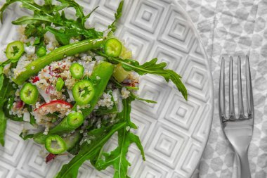 Quinoa ve sebze salatası 