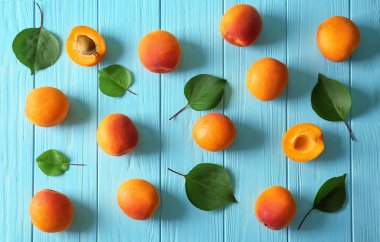 ahşap zemin üzerinde taze kayısı