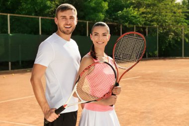 Tenis raketleri ile genç Çift  