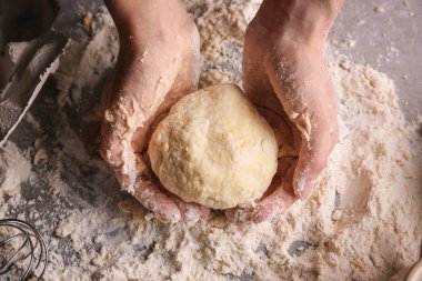 Kadın Şef mutfak masasının üzerinde hamur holding