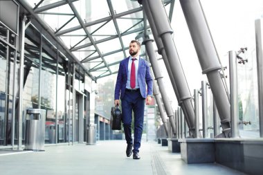 yakışıklı başarılı iş adamı