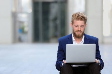 Bilgisayarlı genç adam