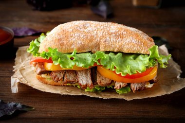 Lezzetli biftek sandviç tablo