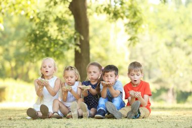 Çocuk Parkı güneşli günde gurup