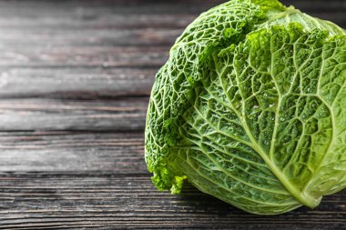 ahşap zemin üzerine yeşil lahana