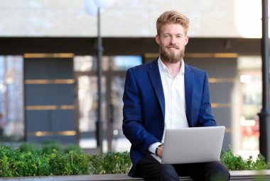 Bilgisayarlı genç adam