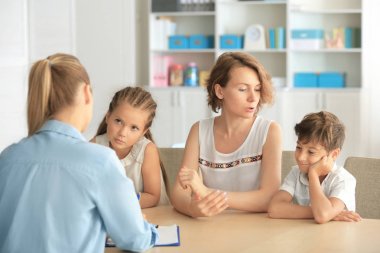 Aile Office ile çalışan genç çocuk psikologu