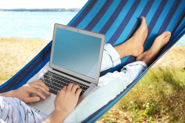 Bilgisayarlı genç adam