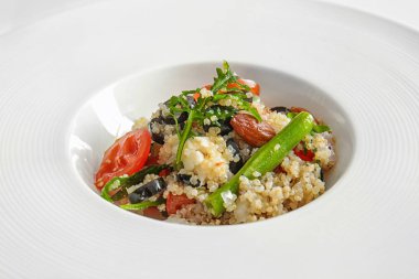 Quinoa ve sebze salatası 