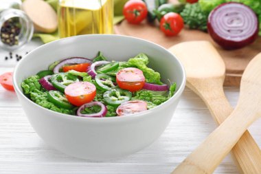 Lezzetli sebze salatası.  