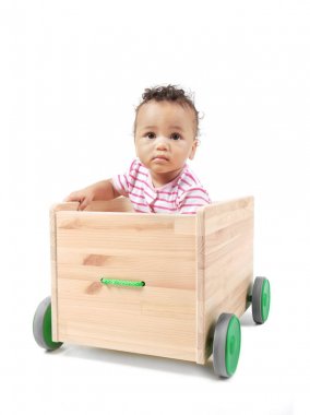 Şirin bebek beyaz izole ahşap sepeti