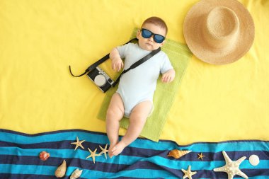 Havlu üzerinde yalan güneş gözlüklü şirin bebek