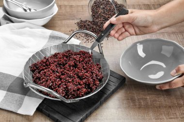 Kadın tabak tabak içine dökme pişmiş pirinç 