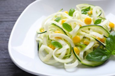 çiğ sebze spagetti