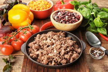 Kıyılmış et ve sebze pişmiş 