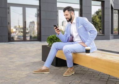 yakışıklı başarılı iş adamı