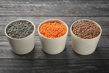 Farklı mercimek ile kase 