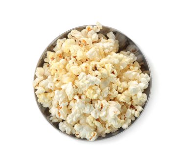 Beyaz arka plan üzerinde patlamış mısır ile metal kase