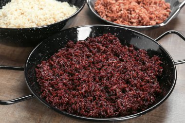 Tablo üzerinde pişmiş pirinç çanağı