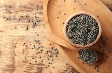 Kompozisyon ile Fransız mutfak eşyaları içinde yeşil mercimek