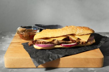 Ahşap tahta üzerinde lezzetli biftek sandviç