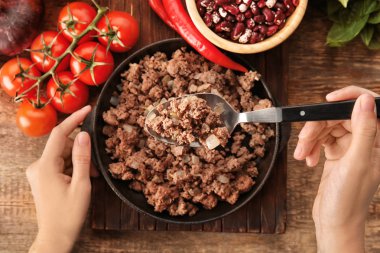 Kıyılmış et kadın karıştırarak pişirilir 