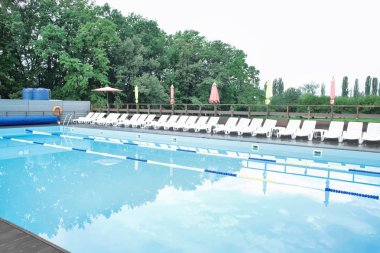 Modern Yüzme Havuzu, açık havada